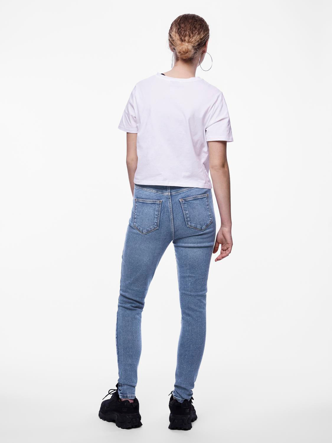 model_shot-back